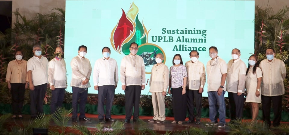 Dr. Glenn B. Gregorio (third from the left), SEARCA Director; Philippine Department of Agriculture Secretary William D. Dar (center); and Dr. Fernando C. Sanchez, Jr. (fifth from the left), UPLB Chancellor and Philippine Representative to SEARCA’s Governing Board, together with other UPLB officials.