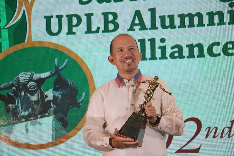 Dr. Glenn B Gregorio, SEARCA Director, received the University of the Philippines Los Baños Alumni Association (UPLBAA) College of Agriculture and Food Science (CAFS) Distinguished Alumni Award.