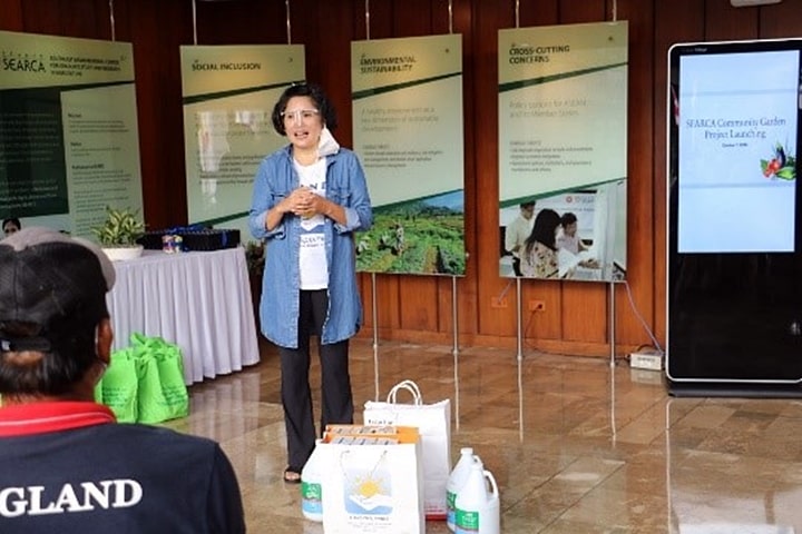 Ms. Cristina Sison of HAND Philippines talked about her organization’s advocacy and how they would like to help the Bayog aster farming families being assisted by SEARCA.