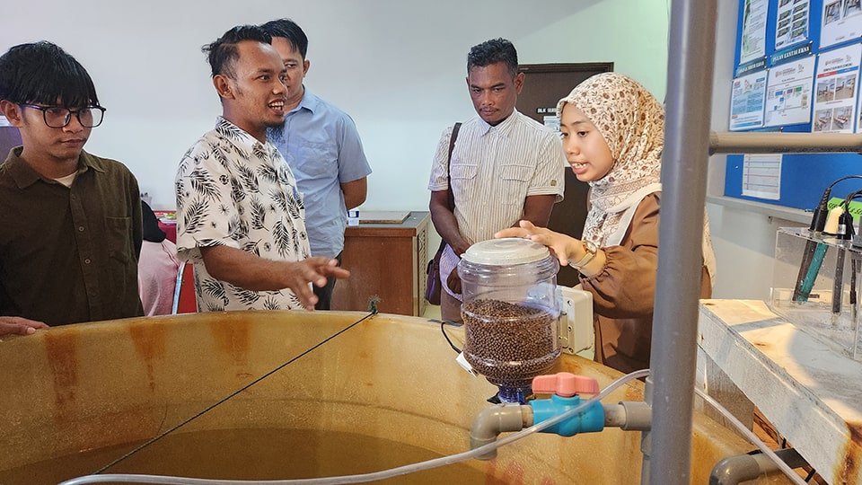 Farmers witness demonstration of intelligent fish feeder at the International Institute of Aquaculture and Aquatic Sciences (I-AQUAS), Universiti Putra Malaysia