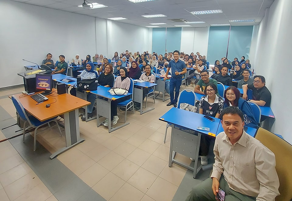 Dr. Reproto discusses the 'Potential of Buffalo Production in the Philippines' during his lecture to students and faculty.