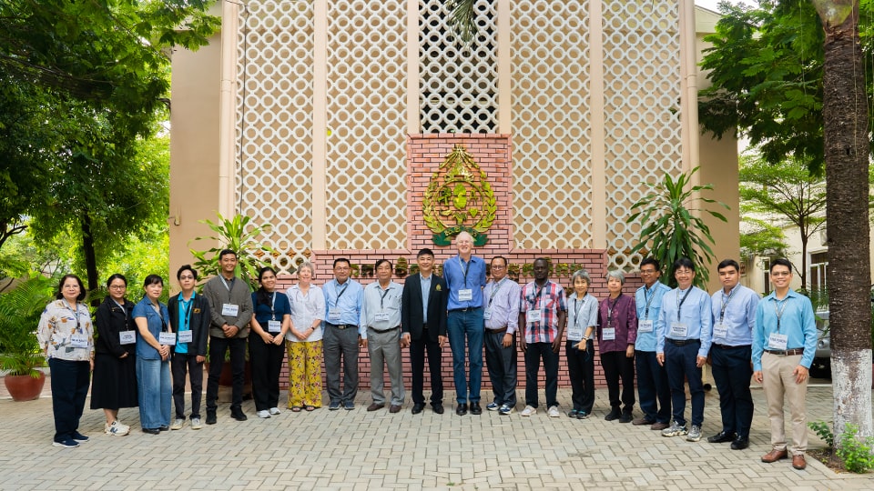 Participants and organizers pose for a group photo in front of the RUA Rectorate Office.