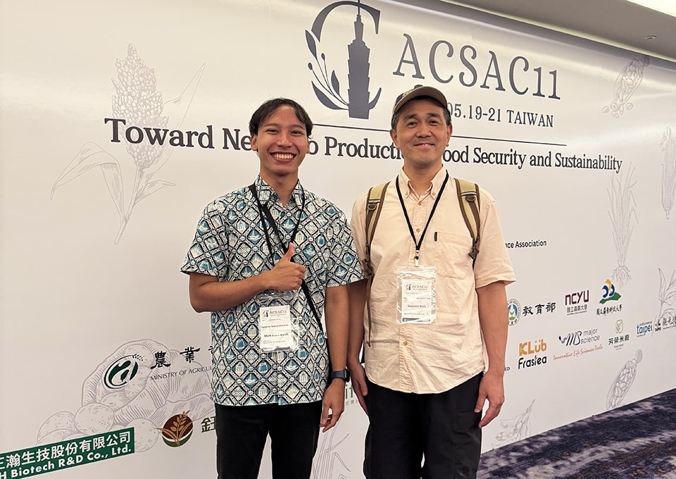 Mr. Moh Hari Rusli (left), NTU-SEARCA Scholar, with his adviser, Prof. Dr. Takeshi Itoh of the NTU Center for Computational and Systems Biology.