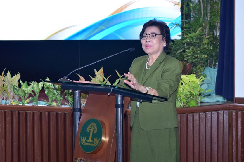 Dr. Virginia Cardenas gives an overview of the training-workshop at the start of the program.