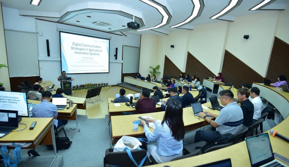 Dr. Winifredo Dagli hosts a session on Digital Communication Strategies in AIS.