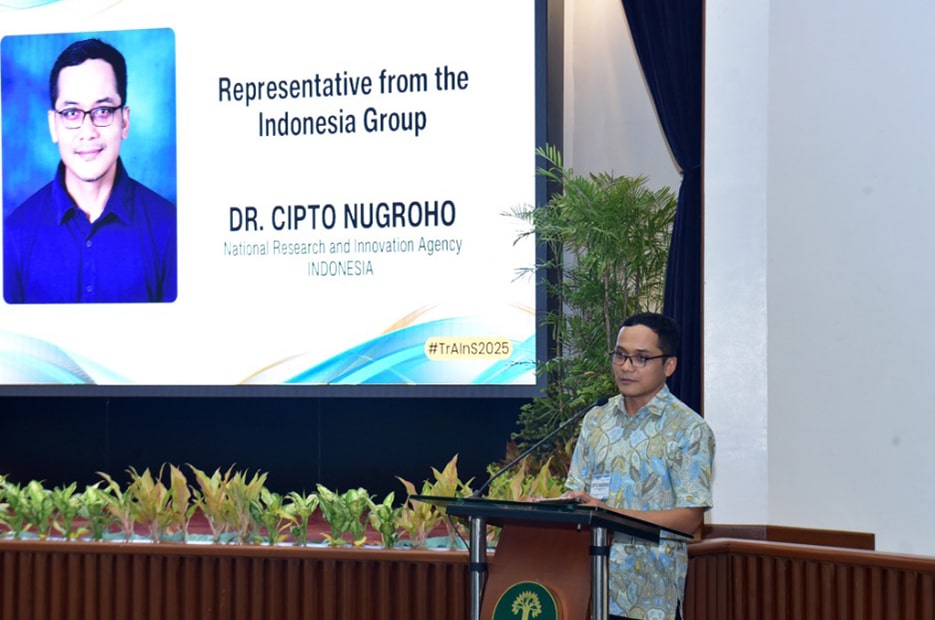 Dr. Cipto Nugroho represents the Indonesian participants in sharing their takeaways from the program.
