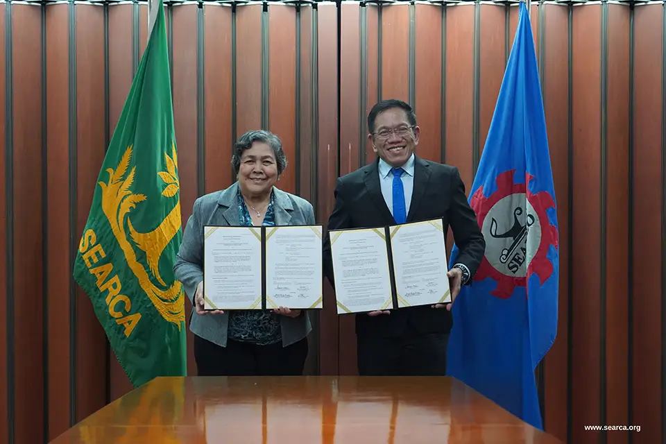Dr. Mercedita Sombilla, SEARCA Center Director, and Assoc. Prof. Joselito Florendo, Deputy Director for Administration, present the signed MOU during the virtual signing ceremony.