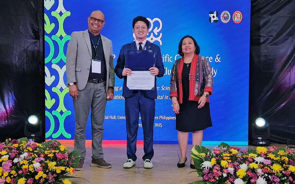 Mr. Ariel Antinero (center), SEARCA PhD Research Scholar, receives his first place award from NRCP Executive Director Dr. Bernardo Sepeda (left) and NRCP President Dr. Ma. Louise Antonette De Las Peñas (right) during the 2025 NRCP Annual Scientific Conference and 23rd Mindanao Regional Cluster Assembly in Davao City.