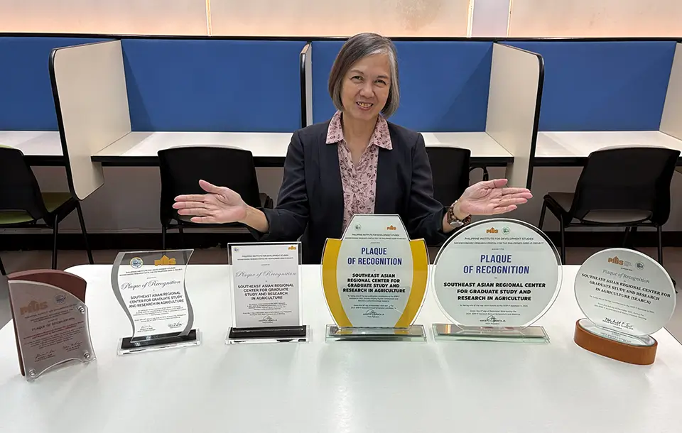 Ms. Mina Talatala of the Knowledge Management Unit presents the plaques of recognition received from PIDS over the years.