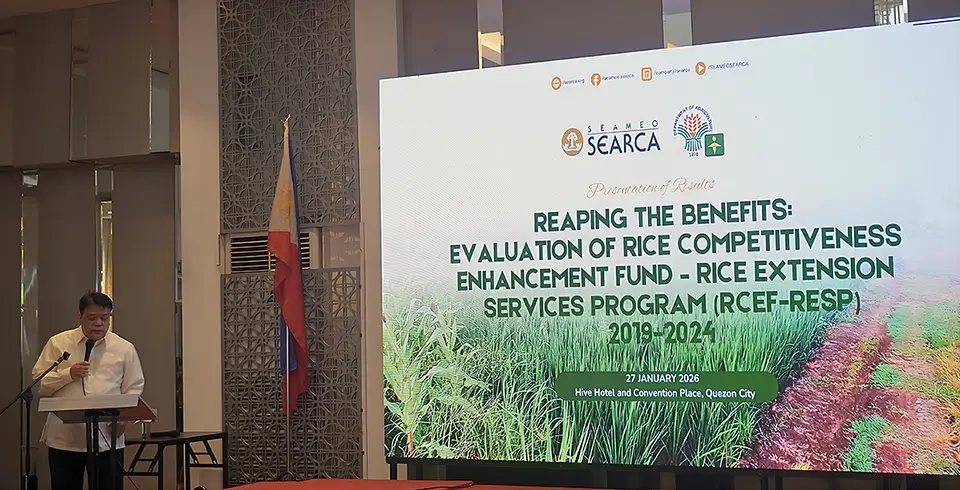 Dr. Ernesto Brown presents the results of the evaluation to DA-ATI officials and representatives.