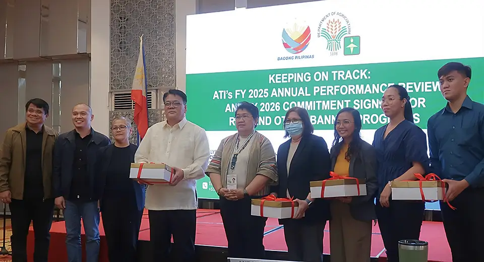 Dr. Ernesto Brown (fourth from left), Project Team Leader; Dr. Fezoil Luz Decena (fourth from right), Agriculture and Fisheries Extension Expert; Agriculturist Ivy Rosemarie Ortiguero (third from right), Technical Writer; and Ms. Abby Grace Bermejo (second from right) and Mr. Jasper Dane Dela Cueva (rightmost), both SEARCA project staff, receive tokens from DA-ATI following their presentation. (Photo by DA-ATI Central Luzon)