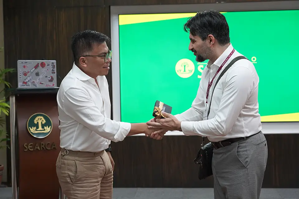 SEARCA Deputy Director for Administration, Dr. Rico Ancog, presents a token of appreciation to Asst. Prof. Bebio Vieira Amaro of Nagasaki University.