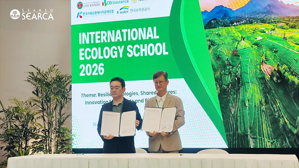 From left: Mr. Cha Juyong, DB Insurance Director, and Prof. Kwon Ohseok, EEMICF Director, present the signed donation agreement to the IES2026 delegation.