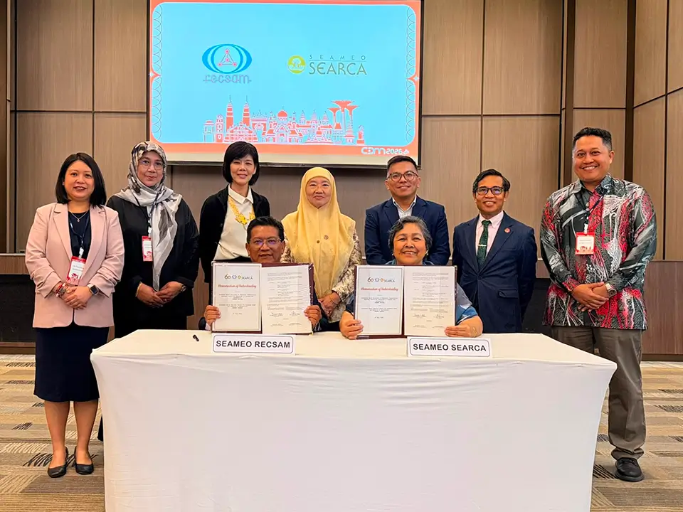 SEARCA and RECSAM sign their MOU for institutional cooperation during the SEAMEO CDM in Chon Buri, Thailand.  Seated, from left: Dr. Azman bin Jusoh, RECSAM Centre Director; Dr. Mercedita Sombilla, SEARCA Center Director  Standing, from left: Ms. Lai Cheng Wong, RECSAM Senior Manager, Communication and Publication; Ms. Rashihah Othman, RECSAM Deputy Director for Administration; Ms. Pintip Iamnirath, SEAMEO Secretariat (SEAMES) Deputy Director (Administration & Communication); Datuk Dr. Habibah Abdul Rahim, SEAMES Director; Dr. Rico Ancog, SEARCA Deputy Director for Administration; Mr. John Arnold Siena, SEAMES Deputy Director (Programme and Development); Mr. Baharulnizam Baharum, RECSAM Senior Business Manager