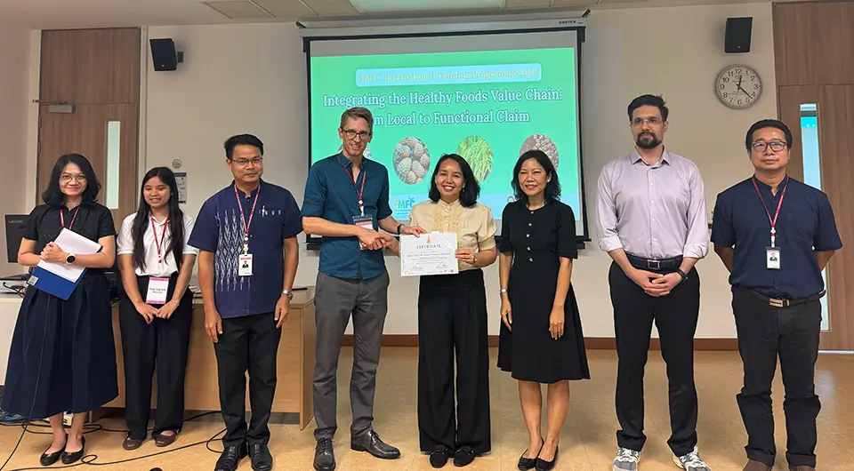 Dr. Jihan Santanina Santiago-Alumbro receives her Certificate of Completion after successfully finishing the two-week Healthy Foods Training Programme at Mae Fah Luang University. Photo courtesy of Mae Fah Luang University.