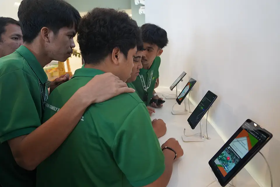 Dagatan Family Farm School scholars explore smart farming innovations at SEARCA