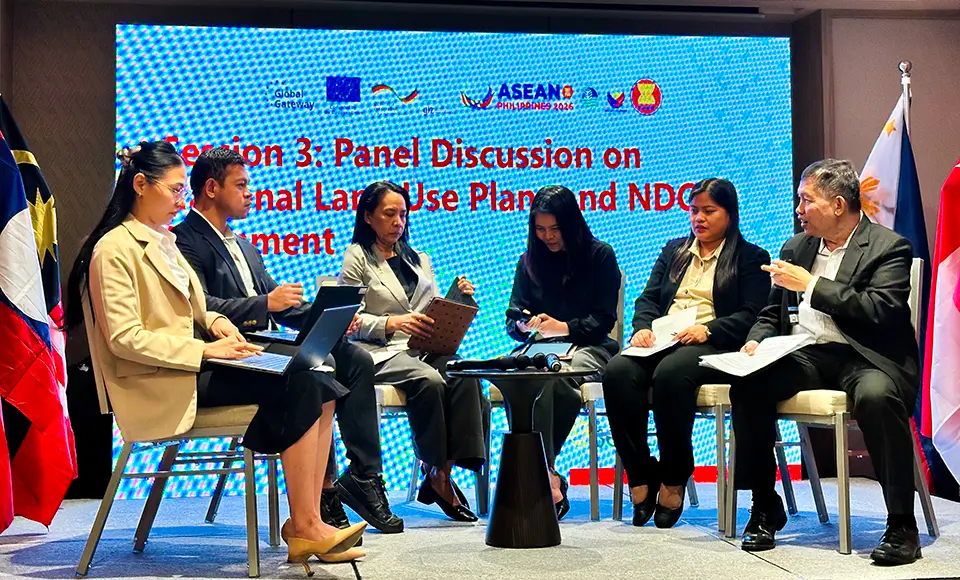 Dr. Pulhin facilitates the panel discussion on aligning national land use plans with Nationally Determined Contributions (NDCs), featuring AWGCC and ASOF focal points from Cambodia, the Philippines, Thailand, and Singapore.