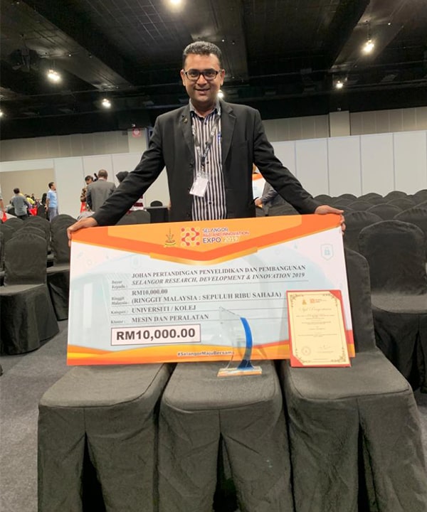 Prof. Ir. Ts. Dr. Mohamed Thariq Bin Haji Hameed Sultan wins the Machinery and Equipment Cluster of the Research, Development and Innovation Expo 2019 representing UPM. | Photo: UPM Researcher Champion in R&D Competition, Expo Research, Development & Innovation 2019, https://bit.ly/3GvBoHU