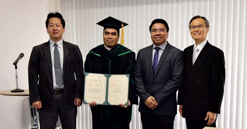 Dr. Ronilo de Castro (second from L), pose for a souvenir photo with program supervisors Prof. Satoshi Ohkura of NU (left) and Prof. Rommel Sulabo of UPLB (third from left), and GSBS Dean Dr. Kazuhito Kawakita after graduation ceremony.