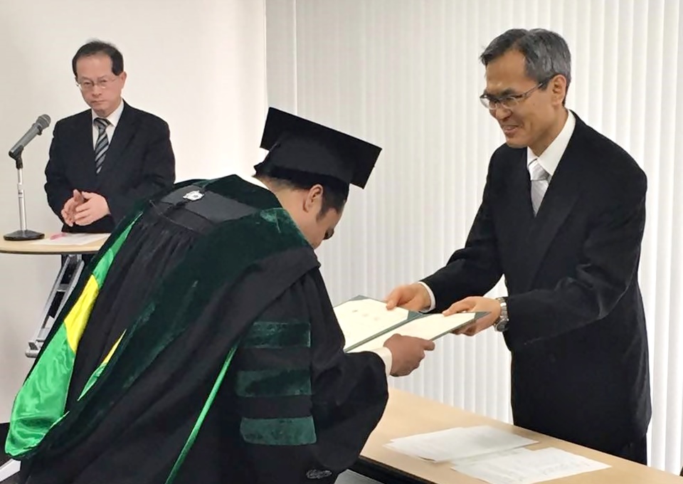 GSBS Dean Kazuhito Kawakita handing over the graduation diploma to Dr. Ronilo de Castro.