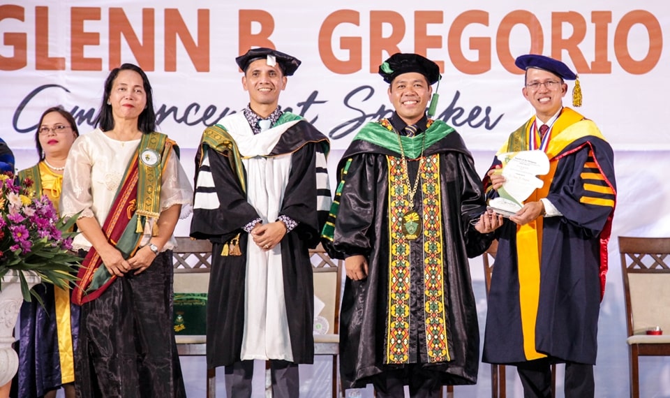 Dr. Anthony M. Penaso, President of Caraga State University (CSU), presents a plaque of appreciation to Dr. Glenn B. Gregorio, SEARCA Director, who served as the commencement speaker at CSU’s 42nd Commencement Exercises held at its main campus in Butuan City on 30 May 2019.