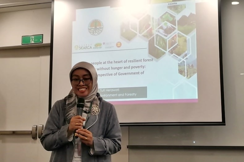 Dr. Tuti Herawati presenting in Session 6: Putting people at the heart of resilient forest landscapes without hunger and poverty