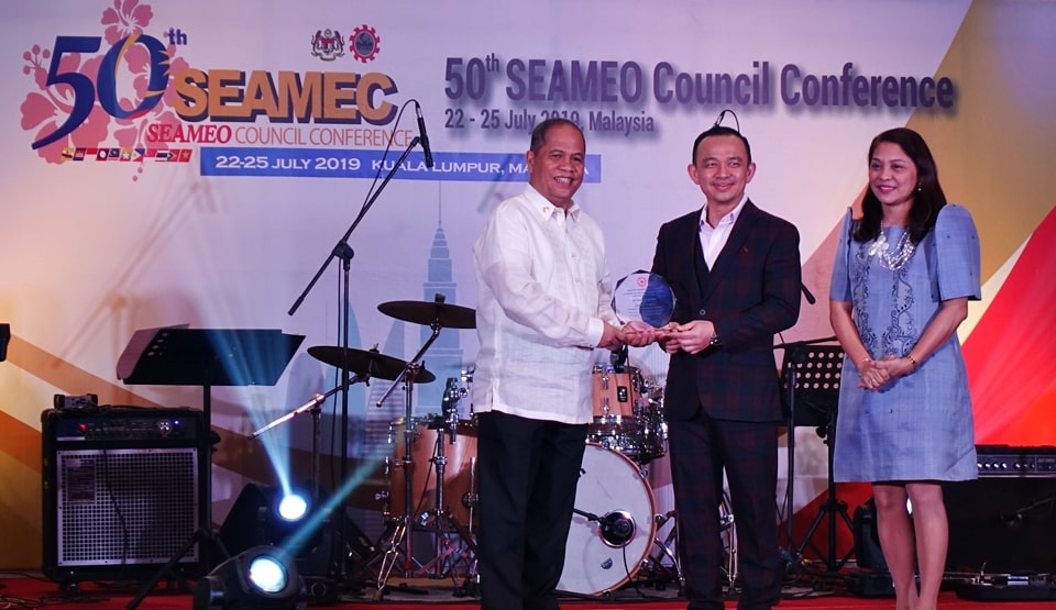 Mr. Ricardo A. Menorca, SEARCA Unit Head for General Services, receives the SEAMEO Service Award from Malaysian Education Minister Maszlee Malik on 23 July 2019. With them is Dr. Ethel Agnes Pascua-Valenzuela, SEAMEO Secretariat Director.