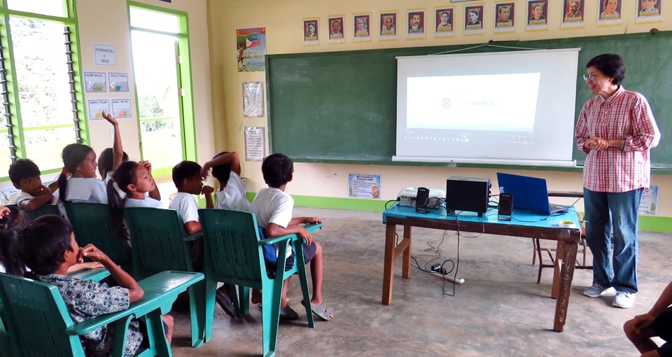 Dr. Blesilda M. Calub, University Researcher IV from University of the Philippines Los Baños and SEARCA’s Adjunct Fellow, briefed the students of Decalachao Elementary School about the School-Plus-Home Gardens Project