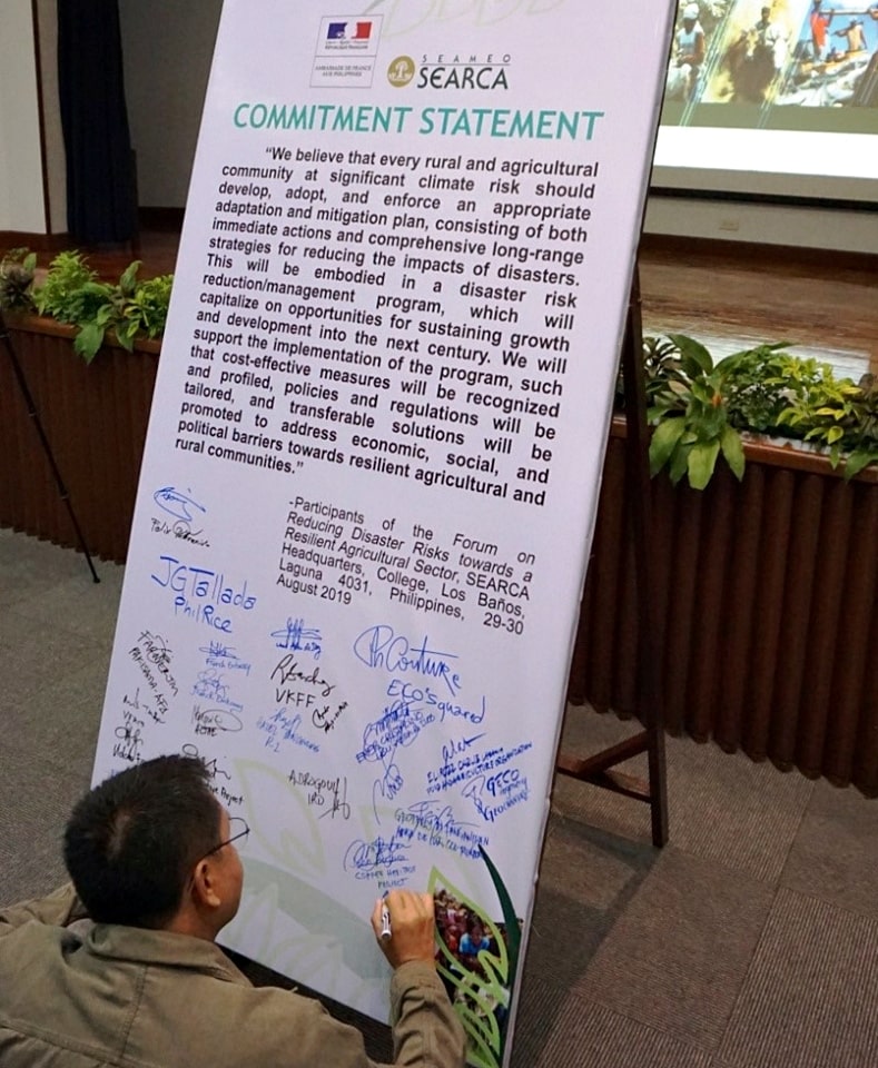 Participants sign  the Commitment Statement as their pledge to promote PH agricultural resiliency.