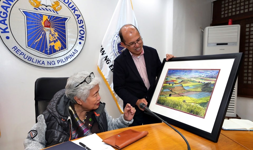 Dr. Gregorio presents an institutional token from SEARCA to Secretary Briones. (Photo courtesy of DepEd)