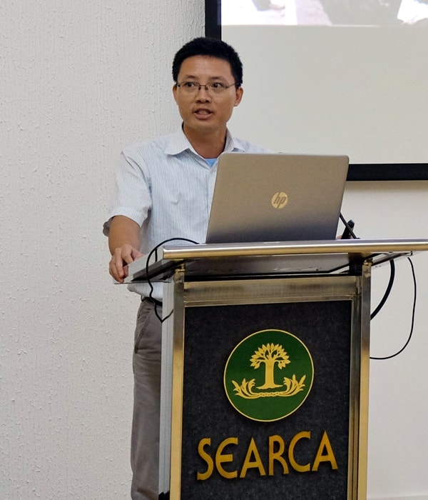Tran Manh Hai presenting his research on dairy cattle insurance in Hanoi, Vietnam during the GSS.