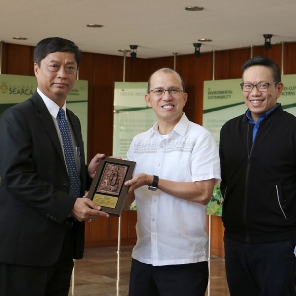 Dr. Glenn B. Gregorio (center) presents to Myanmar Ambassador Lwin Oo a mini replica of SEARCA's Growth Monument. Also in the photo is SEARCA Deputy Director Joselito G. Florendo.