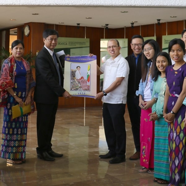 Ambassador Lwin Oo presents the 2020 calendar of the Myanmar Ministry of Foreign Affairs to Dr. Gregorio.