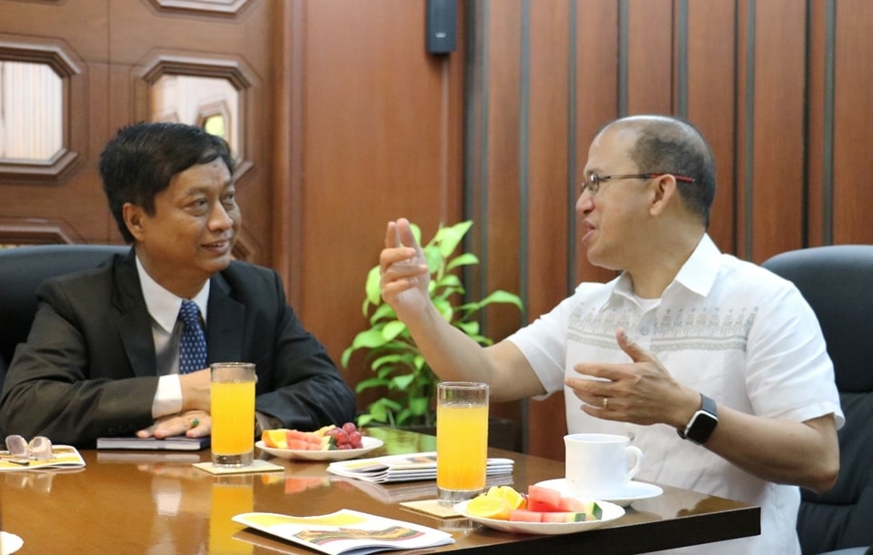Dr. Gregorio apprises Ambassador Lwin Oo on SEARCA's programs and activities.