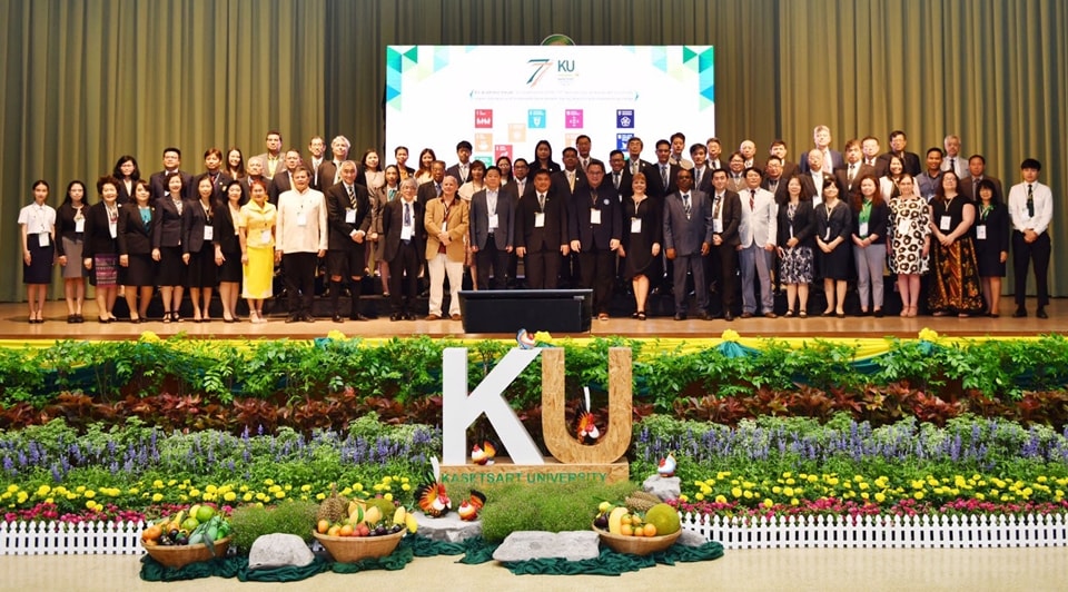 KU officials with participants of the KU Academic Forum held on 3 February 2020.