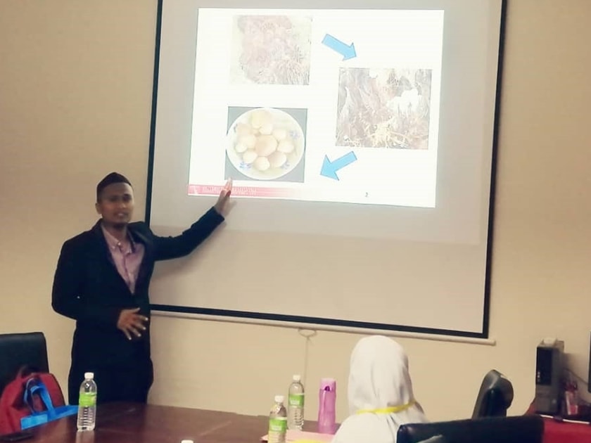 SEARCA Scholar Noor Azrimi Bin Umor presented his research on "Effect of Composting Time and Effective Microbes (EM) Doses on Oil Palm Empty Fruit Bunch (OPEFB) for Cultivation of Volvariella volvacea."