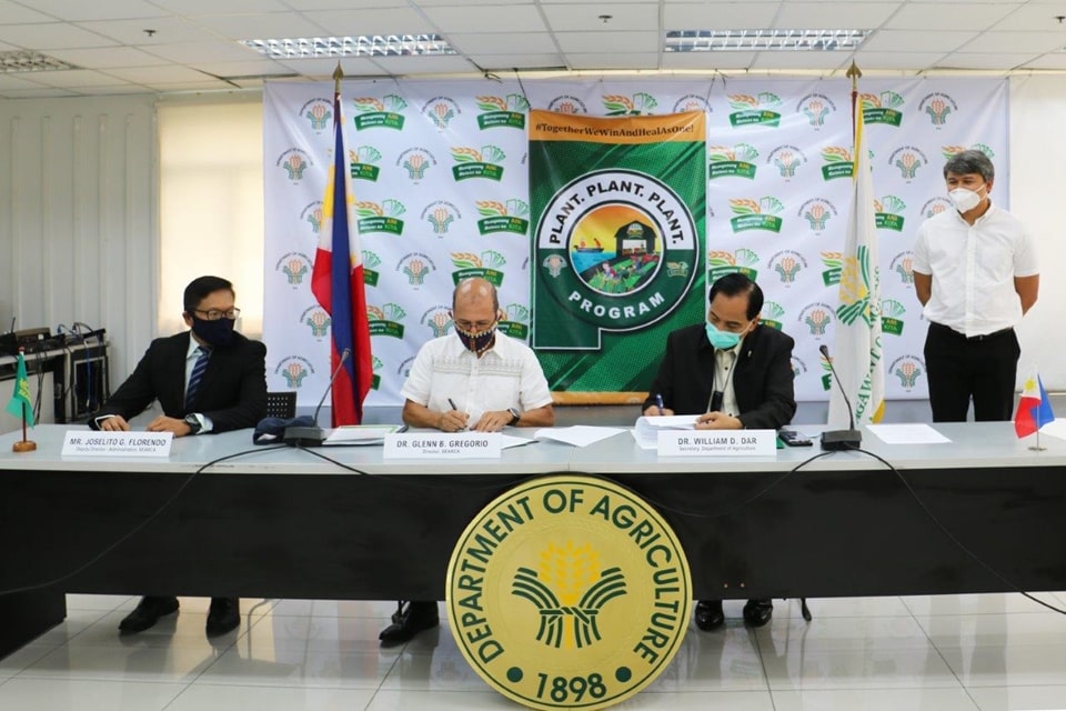 Philippine Agriculture Secretary William D. Dar (second from right) and SEARCA Director Glenn B. Gregorio (second from left) signed the Memorandum of Agreement between SEARCA and the Department of Agriculture-Bureau of Plant Industry (DA-BPI) on implementing urban agriculture on 22 June 2020 at the DA Main Office in Quezon City, Philippines. Witnesses to the signing were SEARCA Deputy Director Joselito G. Florendo (left) and DA-BPI Assistant Director Gerald Glenn F. Panganiban (right).