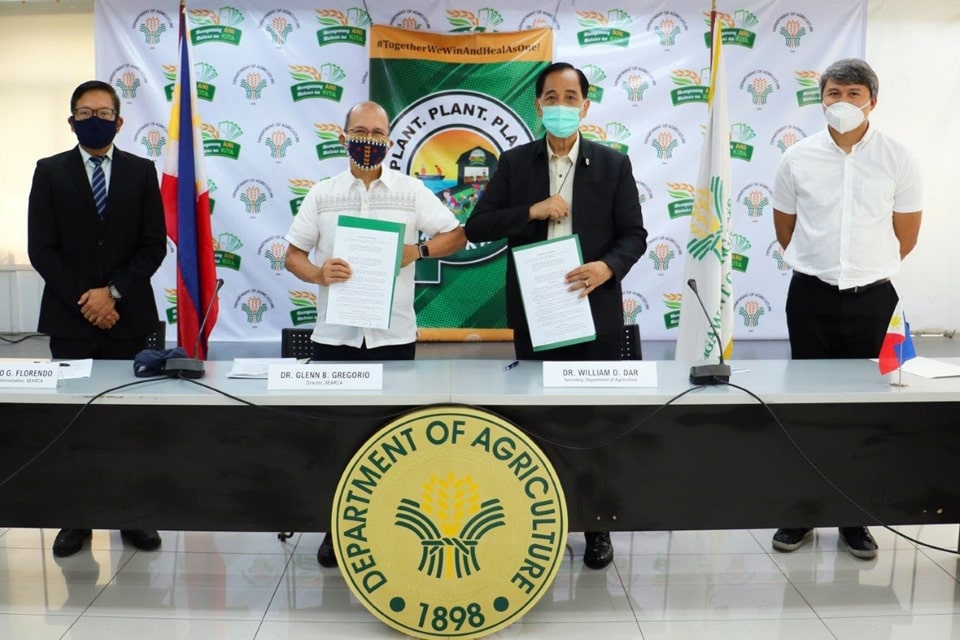 Secretary Dar (second from right) and Dr. Gregorio (second from left) present the Memorandum of Agreement between SEARCA and the Department of Agriculture-Bureau of Plant Industry (DA-BPI) on implementing urban agriculture signed on 22 June 2020. Also in the photo are Mr. Florendo (left) and Mr. Panganiban.
