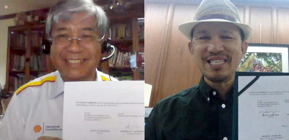 SEARCA Director Dr. Glenn B. Gregorio (right) and PSFI Executive Director Sebastian C. Quinones, Jr. each holds a copy of the MOU between SEARCA and PSFI that they signed in a virtual ceremony on 20 July 2020.