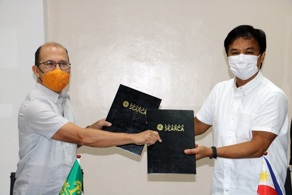 SEARCA Director Dr. Glenn B. Gregorio (left) and Provincial Government of Laguna Governor Ramil L. Hernandez exchange copies of the MOU between SEARCA and Province of Laguna they signed on 15 October 2020.