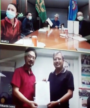 Upper screen: SEARCA Executive Director Dr. Gregorio (center) and Mr. Florendo (right-most) display signed MOU from the Los Baños office in the Philippines. (Left to right) Ms Carlos and Dr Ancog of the Emerging Innovation for Growth Department (EIGD) witness the cross-country virtual ceremony.  Lower screen: NACA Director General Dr. Huang and Coordinator for Aquatic Animal Health Dr. Leaño flash signed MOU from Bangkok, Thailand, headquarters.