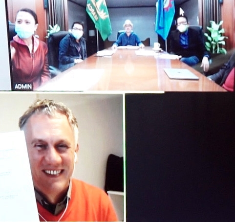 Upper screen, from right: SEARCA Deputy Director Joselito G. Florendo, Director Glenn B. Gregorio, EIG lead Rico C. Ancog, and EIG Program Specialist Lichelle Dara E. Carlos at the MOU signing ceremony on 7 October 2020.    Lower screen: ILI Board Member Bruno Vandermeulen show the MOU signed in Brussels.  