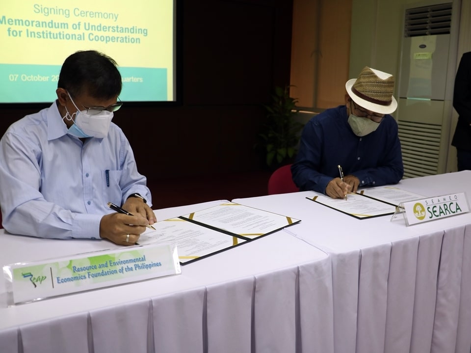 Dr. Gem B. Castillo (left), REAP President and National Director of Economy and Environment Group (EEG) Philippines and Dr. Glenn B. Gregorio, SEARCA Director, sign the MOU between their institutions. 