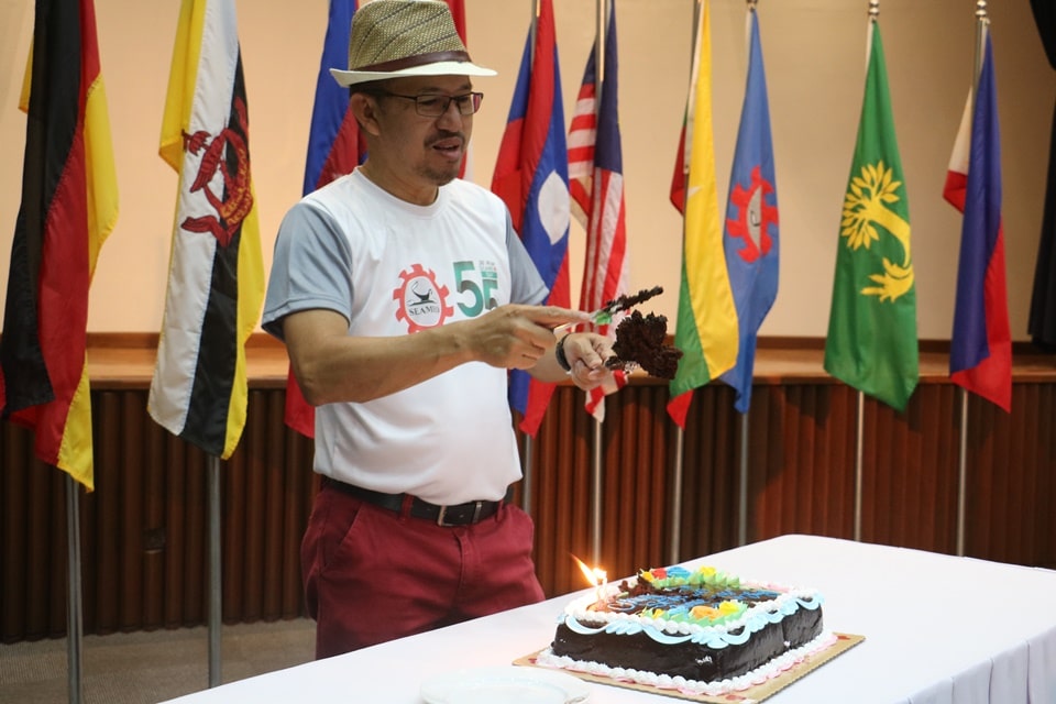 Dr. Glenn B. Gregorio, SEARCA Director, cuts a cake from Mer-Nel’s Bakeshop.
