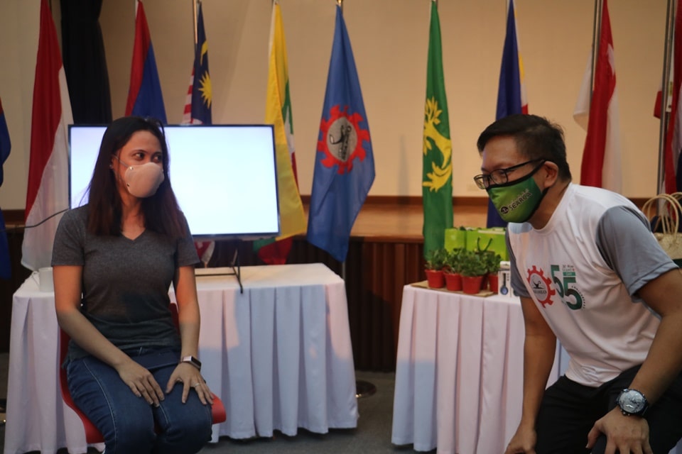 Ms. Darlyn R. Angeles from RTLD together with Mr. Joselito G. Florendo, SEARCA Deputy Director for Administration, play charades during the SEARCA Anniversary Virtualympics.