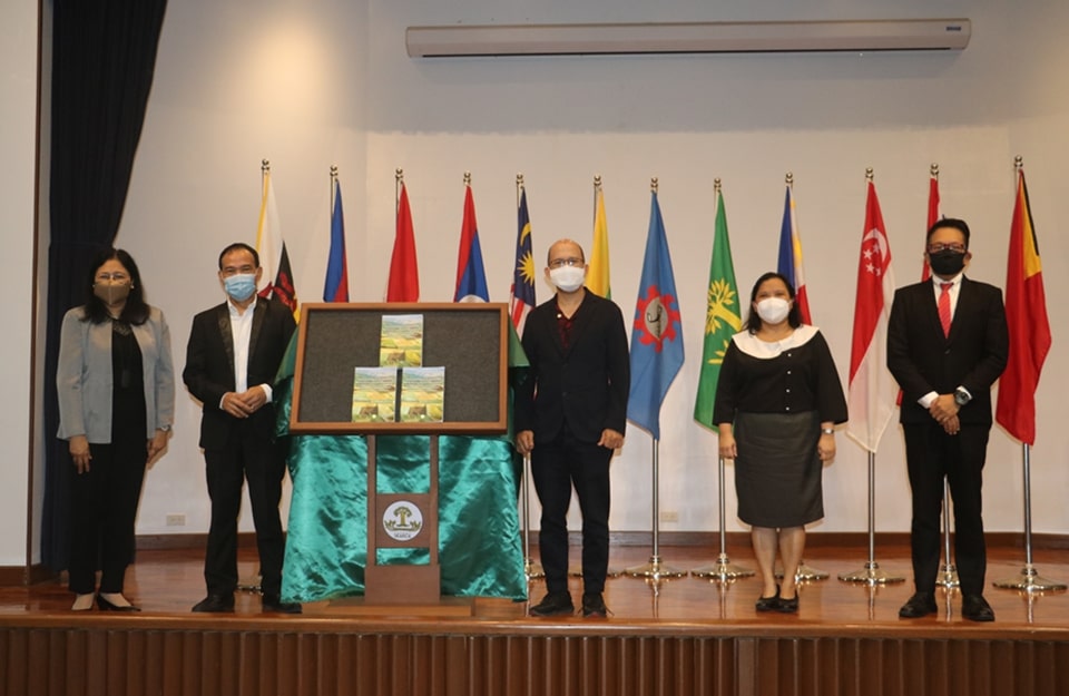 Unveiling the first collaborative book of RSAA are its editor, Dr. Inocencio Buot Jr. and the SEARCA Director, Dr. Glenn Gregorio (center), flanked by (from right) SEARCA officials Mr. Joselito Florendo,  Deputy Director for Administration, and Dr. Maria Cristeta Cuaresma, Department Head for Education and Collective Learning, and Dr. Josefina Dizon who is one of the co-authors and the current RSAA president.