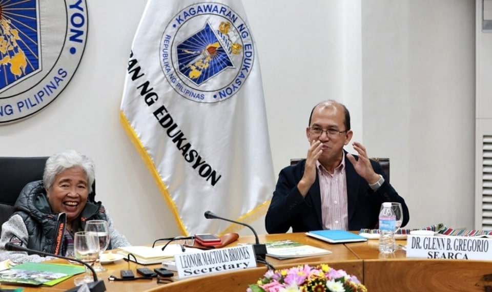 Photo shows Dr. Glenn B. Gregorio (right), SEARCA Director, discussing SEARCA activities during his visit with Dr. Leonor M. Briones, Secretary, Department of Education (DepEd), Philippines, on 28 August 2019. (Photo courtesy of DepEd)