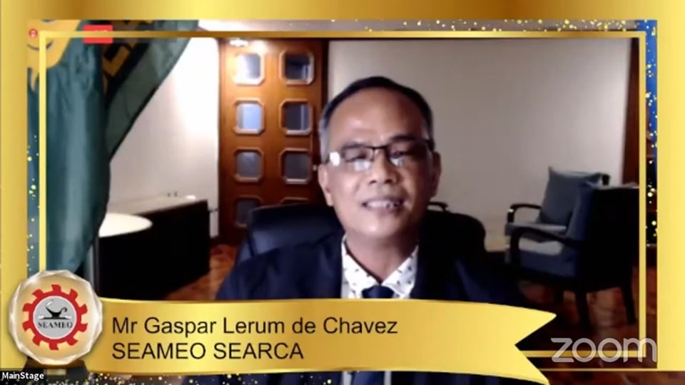 Mr. de Chavez during his acceptance speech expressing his sincerest gratitude to both SEAMEO and SEARCA.