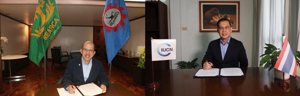 Dr. Glenn B. Gregorio (left), SEARCA Director, and Dr. Dindo M. Campilan (right), IUCN Regional Director for Asia and Oceania Hub, sign the MOU between their organizations.