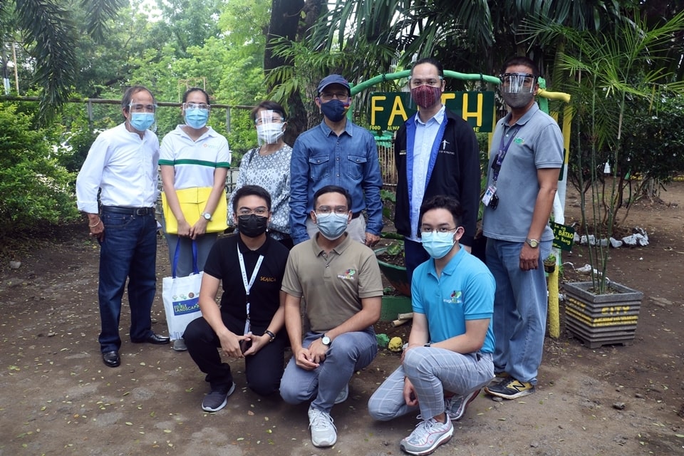 The SEARCA delegation (standing, from left) comprised Mr. Alejar, Ms. Ma. Victoria D. Bravo, Executive Assistant for Programs; Ms. Carmen Nyhria G. Rogel, Program Specialist; Dr. Gregorio, and Mr. Nathan P. Felix (seated, leftmost), Senior Public Relations Associate. Also, in the picture is the UPLB delegation led by Assistant Prof. Bryan V. Apacionado (standing, second from right), Edible Landscape (EL) Team Technical Staff.